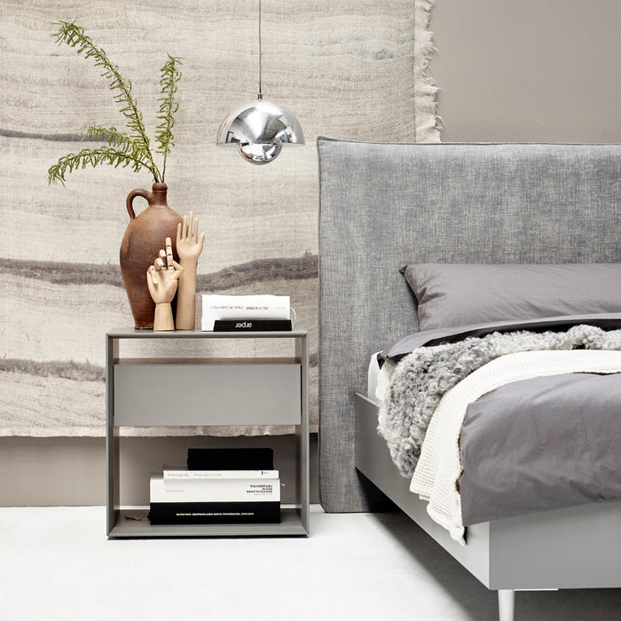 Bett mit gepolstertem Kopfteil Slim, lackiert