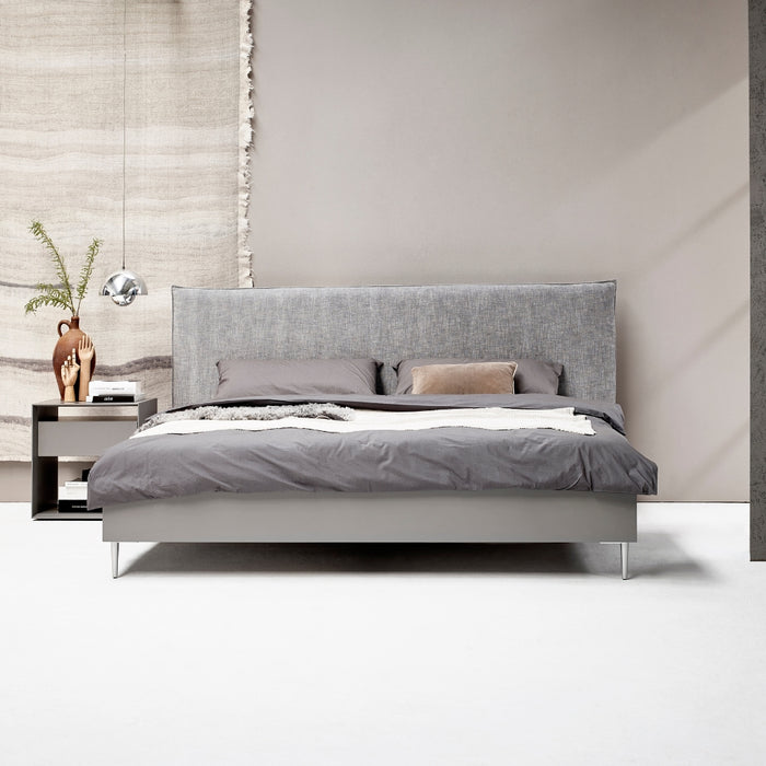 Bett mit gepolstertem Kopfteil Slim, lackiert